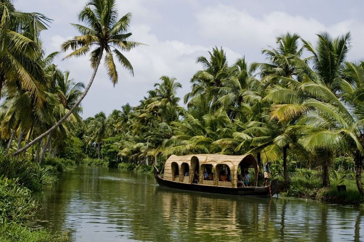 What-You-Need-to-Know-About-Hiring-a-Houseboat-in-Kerala